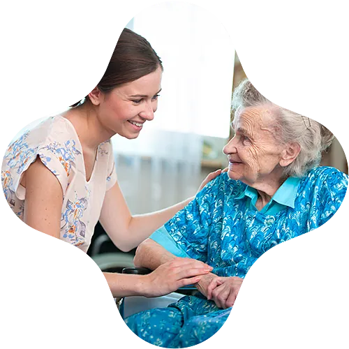 Pflegekraft unterstützt eine Seniorin im Alltag – einfühlsame Grundpflege und häusliche Pflege durch den ambulanten Pflegedienst Impuls in Lübeck.