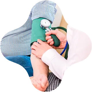 Pflegekraft misst den Blutdruck eines Patienten – professionelle Behandlungspflege und medizinische Versorgung zu Hause in Lübeck.