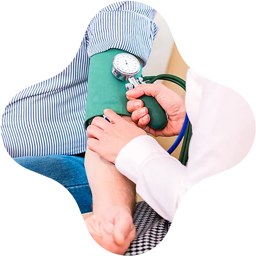 Pflegekraft misst den Blutdruck eines Patienten – professionelle Behandlungspflege und medizinische Versorgung zu Hause in Lübeck.