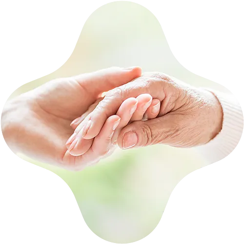 Pflegekraft hält einfühlsam die Hand einer älteren Person – Symbol für ambulante Pflege, häusliche Betreuung und persönliche Unterstützung in Lübeck.