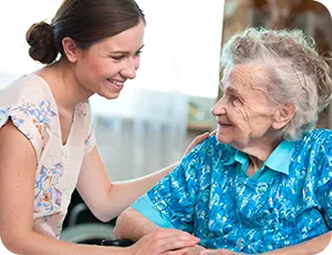Pflegekraft unterstützt eine Seniorin im Alltag – einfühlsame Grundpflege und häusliche Pflege durch den ambulanten Pflegedienst Impuls in Lübeck.