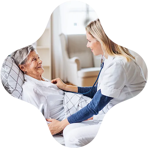 Pflegefachkraft betreut eine Seniorin zu Hause – Karriere beim ambulanten Pflegedienst Impuls in Lübeck für Pflegekräfte und medizinisches Fachpersonal.